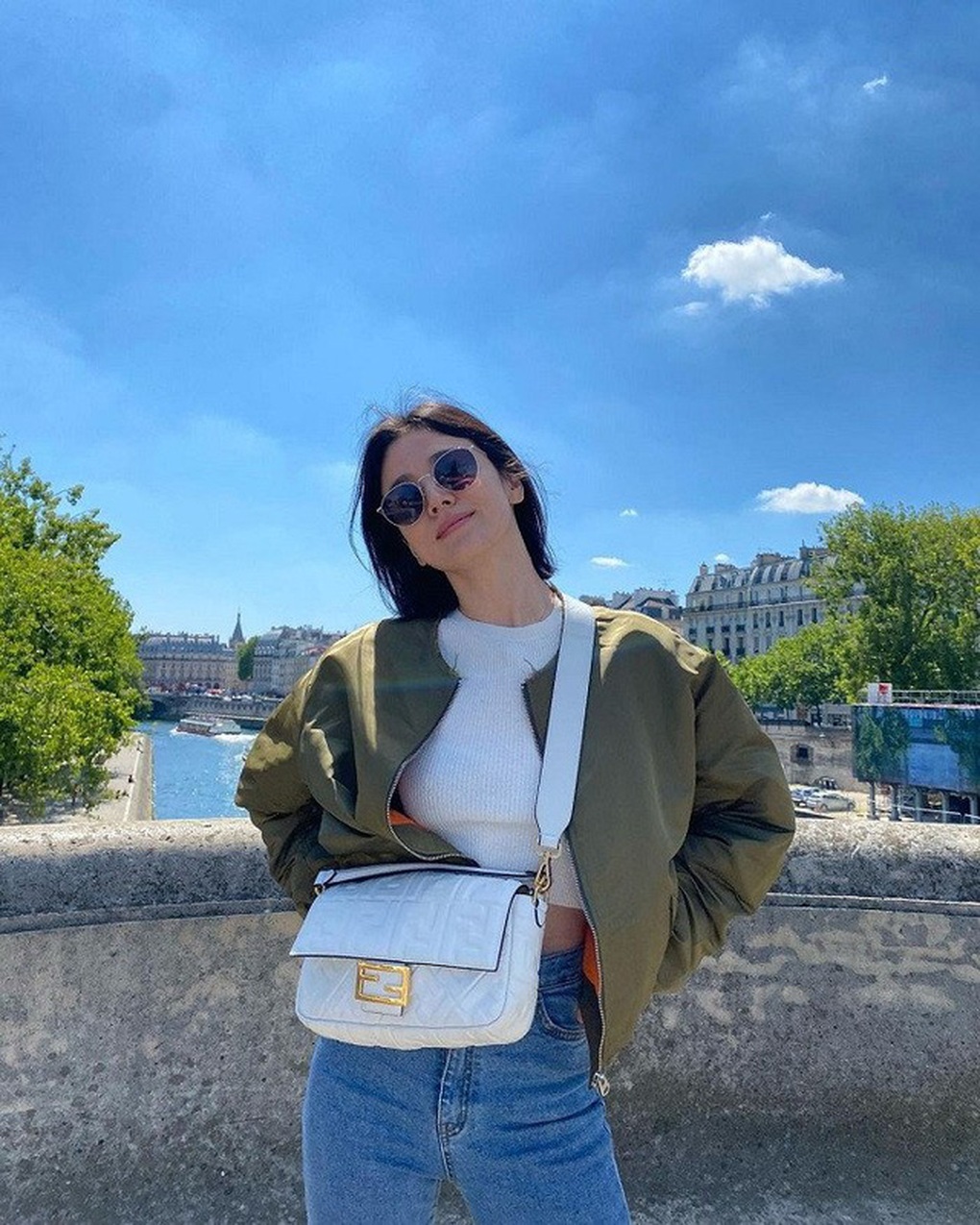 Đôi chân thon và vẻ ngoài tự nhiên của Song Hye Kyo gây chú ý - 7 Đôi chân thon và vẻ ngoài tự nhiên của Song Hye Kyo gây chú ý - 7