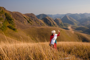 Check-in điểm "sống ảo" mới nổi đồi cỏ cháy đẹp như phim ở Cao Bằng