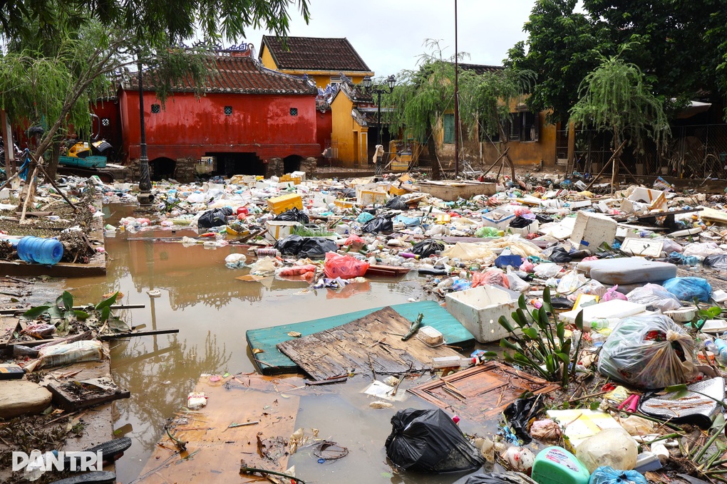 Lượng rác thải khổng lồ bủa vây phố cổ Hội An - 1 Lượng rác thải khổng lồ bủa vây phố cổ Hội An - 1
