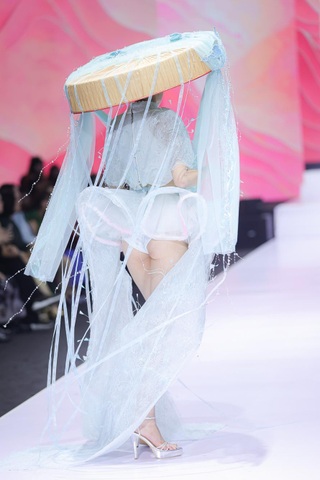 Á hậu Trái đất Trịnh Mỹ Anh gây “choáng” khi khoe vòng 3 trên sàn catwalk - 3