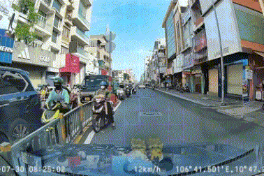 Người đàn ông chạy xe máy ngược chiều, chặn đầu ô tô ở TPHCM