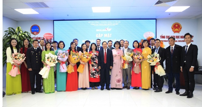 Thứ trưởng Bộ LĐ-TB&XH Lê Tấn Dũng chụp ảnh lưu niệm với các nhà GDNN xuất sắc