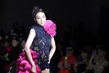 Siêu mẫu Thanh Hằng khoe dân dài với thiết kế táo bạo