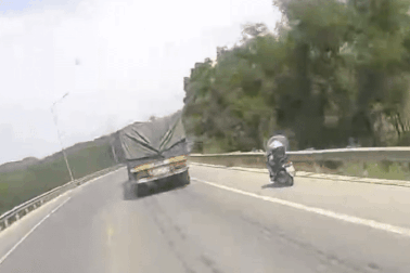 Tranh cãi pháp lý vụ ô tô rời đi sau tai nạn chết người tại Quốc lộ 1A