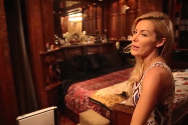 Crystal Hefner giới thiệu phòng ngủ dành cho chủ nhân tại biệt thự Playboy