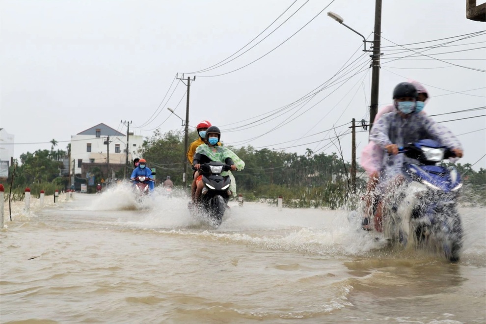 Lũ vẫn dâng cao, xe bò cõng xe máy vượt biển nước - 5 Lũ vẫn dâng cao, xe bò cõng xe máy vượt biển nước - 5