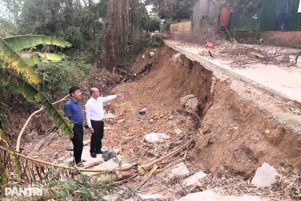 Hành động lạ của người phụ nữ 62 tuổi ở đoạn đường bị sạt lở nghiêm trọng - 1 Hành động lạ của người phụ nữ 62 tuổi ở đoạn đường bị sạt lở nghiêm trọng - 1
