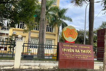 Kỷ luật Trưởng phòng TN-MT huyện quan hệ bất chính