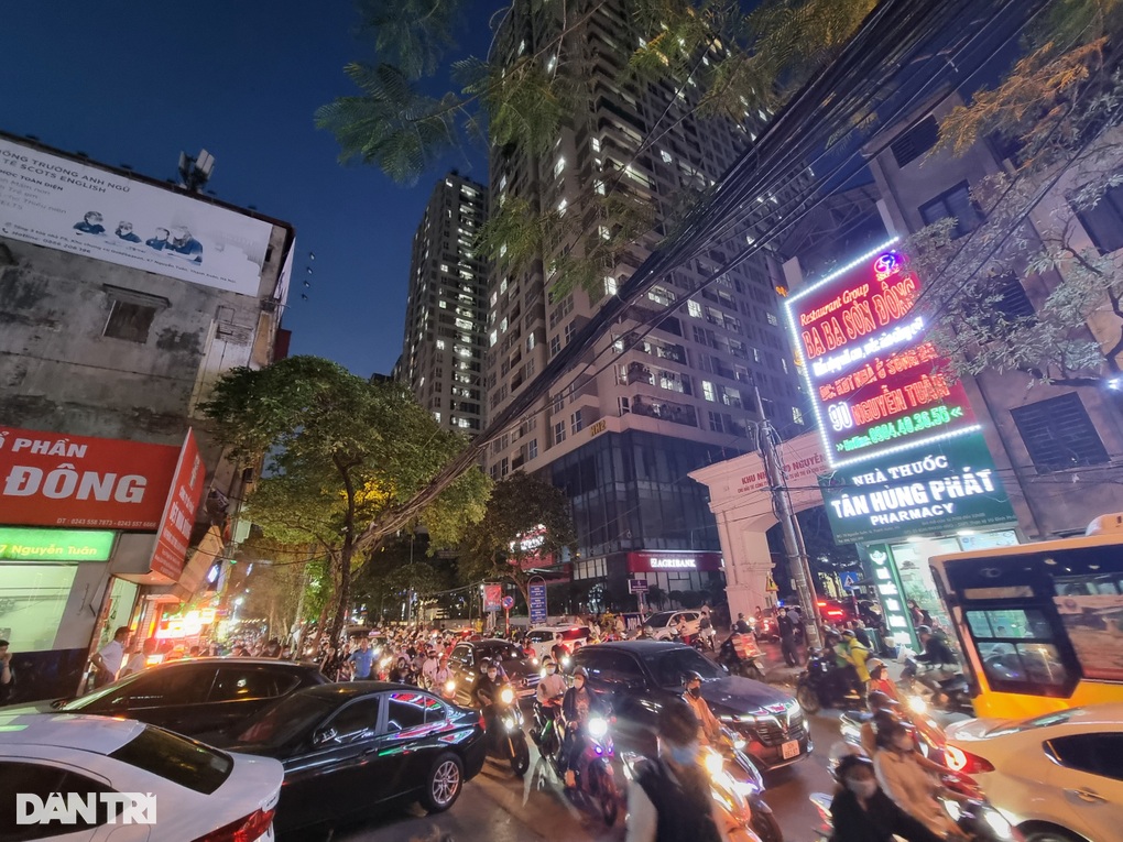 Bị chặn xuống hầm, ô tô cư dân TNR Gold Season xếp hàng dài trên đường - 2 Bị chặn xuống hầm, ô tô cư dân TNR Gold Season xếp hàng dài trên đường - 2