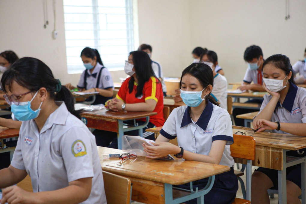 Giáo viên bày chiêu dùng vẻ đẹp bên ngoài ghi điểm thi lớp 10 - 3 Giáo viên bày chiêu dùng vẻ đẹp bên ngoài ghi điểm thi lớp 10 - 3