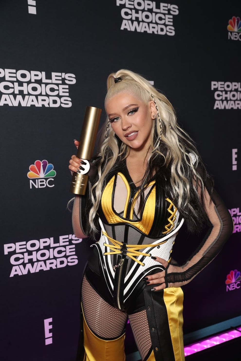 Kim Kardashian kín mít, Cardi B tái xuất bốc lửa tại Peoples Choice Awards - 9 Kim Kardashian kín mít, Cardi B tái xuất bốc lửa tại Peoples Choice Awards - 9