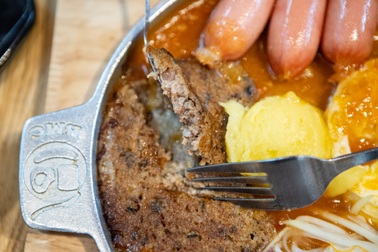 Thực khách rón rén "soi" miếng pate khi ăn bánh mì chảo vì lo… có dòi