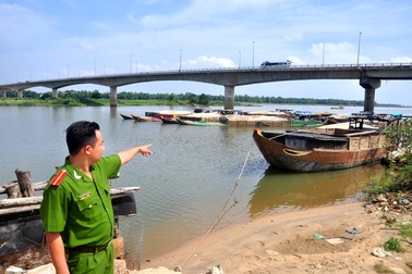 Cấm ghe trang bị dụng cụ hút cát để chống cát tặc