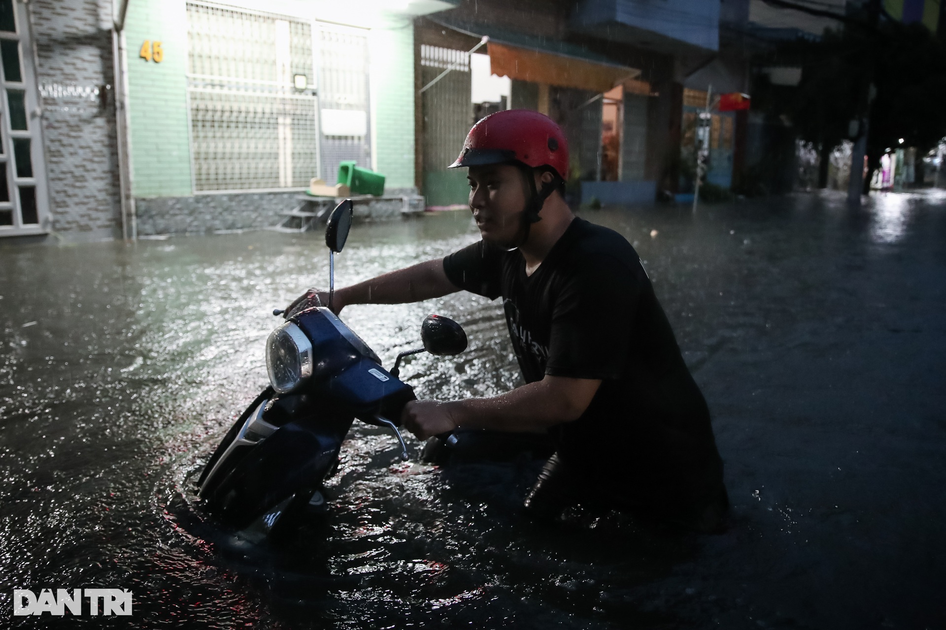 Vịt bơi vào nhà, đường biến thành sông sau mưa lớn ở TPHCM - 16 Vịt bơi vào nhà, đường biến thành sông sau mưa lớn ở TPHCM - 16