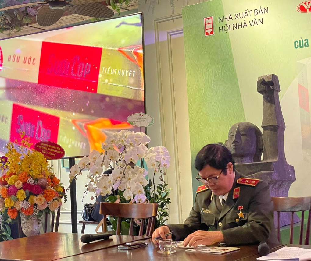 Nhà văn Hữu Ước ra mắt tiểu thuyết Suối Cọp - 1 Nhà văn Hữu Ước ra mắt tiểu thuyết Suối Cọp - 1