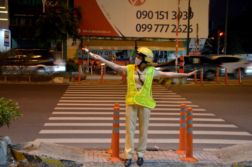 Nữ CSGT đo nồng độ cồn trên “phố nhậu” ở Sài Gòn - 4 Nữ CSGT đo nồng độ cồn trên “phố nhậu” ở Sài Gòn - 4