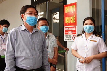 Xử phạt 3 nhân viên y tế không đeo khẩu trang phòng Covid-19