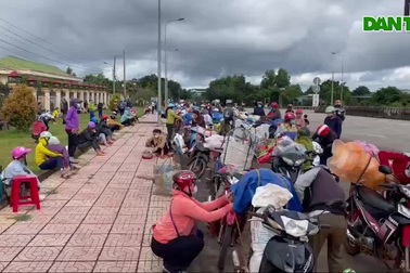 120 người Mông chạy xe từ Bình Phước về Nghệ An