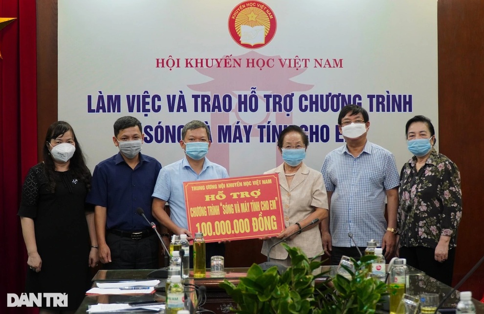 Trao 100 triệu đồng giúp đỡ học sinh nghèo mua máy tính học trực tuyến - 2 Trao 100 triệu đồng giúp đỡ học sinh nghèo mua máy tính học trực tuyến - 2