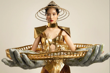 Mẫu nhí Đặng Minh Anh cuốn hút với trang phục lạ mắt