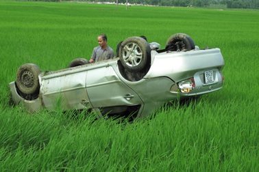 Xế hộp chở 5 người “bay” xuống ruộng, “chổng vó” lên trời