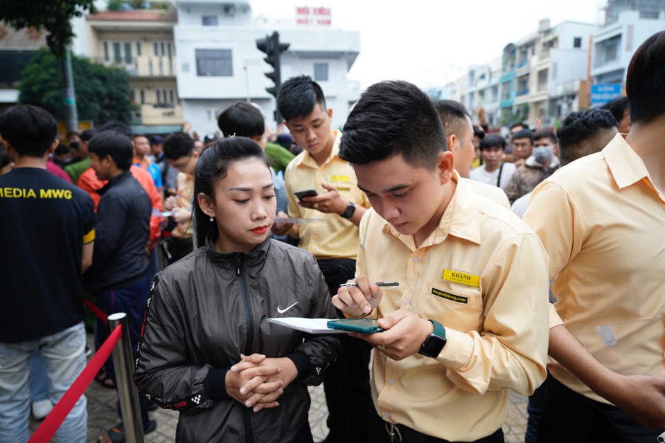 Hàng trăm người xếp hàng mua 1 tặng 1 OPPO Reno2 F tại Thế Giới Di Động - 3 Hàng trăm người xếp hàng mua 1 tặng 1 OPPO Reno2 F tại Thế Giới Di Động - 3