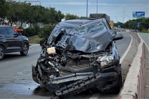 Xe bán tải nát đầu sau khi tông cây xanh, cột đèn ở TPHCM