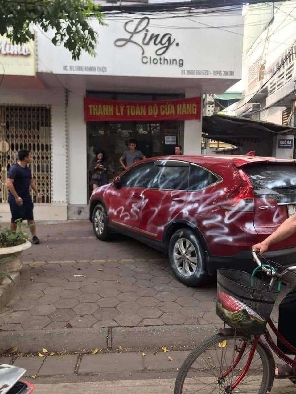 Đỗ chắn trước cửa hàng, ô tô bị xịt sơn trắng xóa - 2 Đỗ chắn trước cửa hàng, ô tô bị xịt sơn trắng xóa - 2