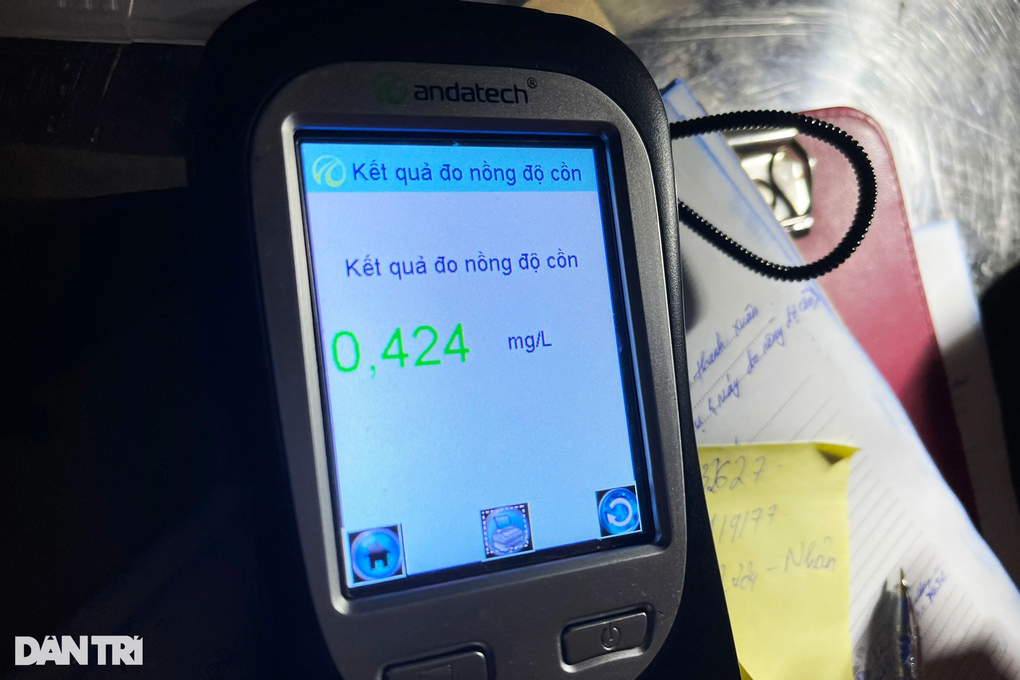Quái xế thông chốt, tông 2 xe máy làm ngã cả phụ nữ mang bầu - 5 Quái xế thông chốt, tông 2 xe máy làm ngã cả phụ nữ mang bầu - 5