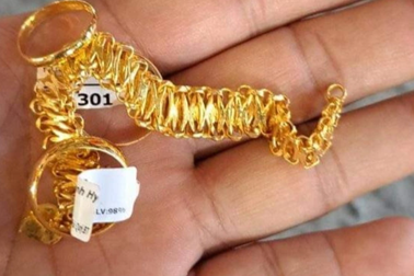 Nhà máy đào bới 20 tấn rác tìm 6,5 chỉ vàng cho người dân