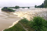 Mưa lớn làm vỡ bờ kênh ở Thanh Hóa