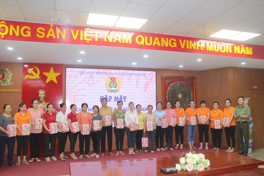 Gần Tết, cử nhân cày sấp mặt vẫn thua… lương công nhân - 2 Gần Tết, cử nhân cày sấp mặt vẫn thua… lương công nhân - 2