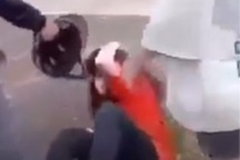 Xích mích trên mạng xã hội, nữ sinh bị túm tóc, đập nón bảo hiểm vào đầu