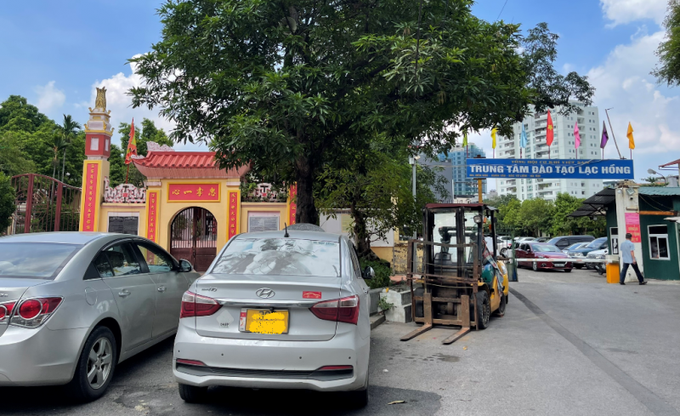 Việc Trung tâm đào tạo Lạc Hồng không di chuyển tài sản, không trả lại đất cho Di tích lịch sử văn hóa quốc gia tại Đền Sóc là hành vi chiếm đất, cần được xử lý nghiêm theo quy định.