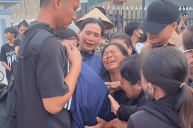 Người đàn ông ôm hũ tro cốt từ nước ngoài về, ngàn người khóc lặng