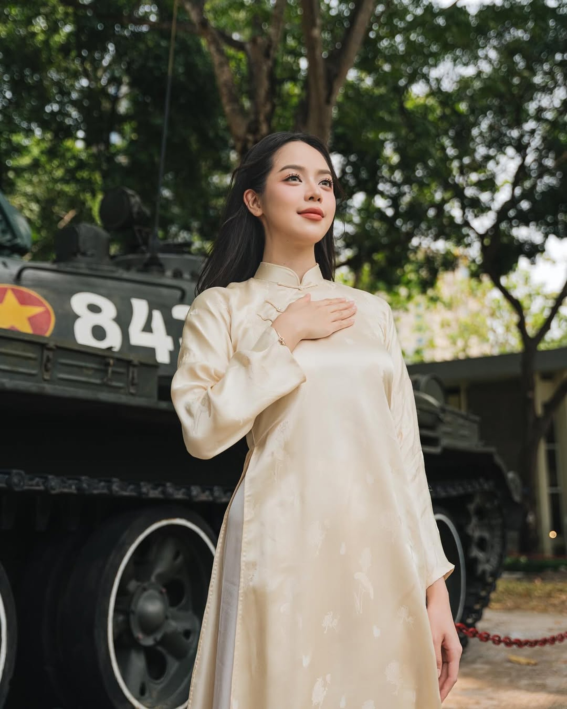 Sao Việt tự hào diện áo dài truyền thống đón đại lễ 30/4 - 2 Sao Việt tự hào diện áo dài truyền thống đón đại lễ 30/4 - 2