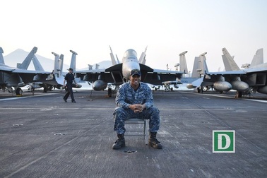 Cận cảnh tàu sân bay Mỹ tại vịnh Đà Nẵng