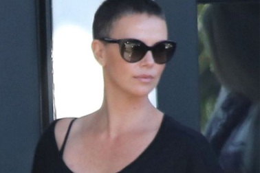 Mỹ nhân gợi tình tự tin với... đầu trọc