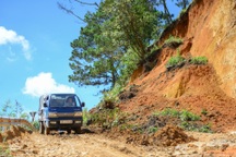 Người dân "nín thở" đi qua taluy dựng đứng, sạt lở ở Đà Lạt