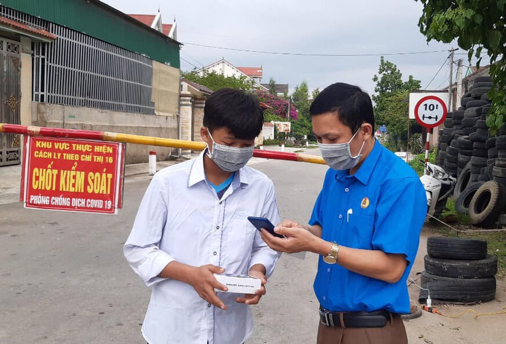 Phụ huynh chạy đôn, chạy đáo khi nhà có đông con cùng học online - 1 Phụ huynh chạy đôn, chạy đáo khi nhà có đông con cùng học online - 1