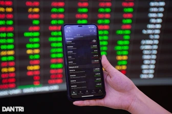 Chứng khoán giảm hơn 30 điểm, bất ngờ ở nhóm cổ phiếu lớn