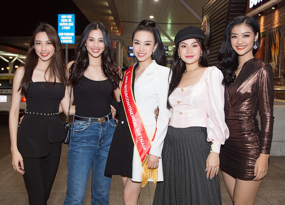 Tiểu Vy, Phương Nga tiễn Á hậu Thúy An lên đường sang Ai Cập thi Hoa hậu Liên lục địa - 5 Tiểu Vy, Phương Nga tiễn Á hậu Thúy An lên đường sang Ai Cập thi Hoa hậu Liên lục địa - 5