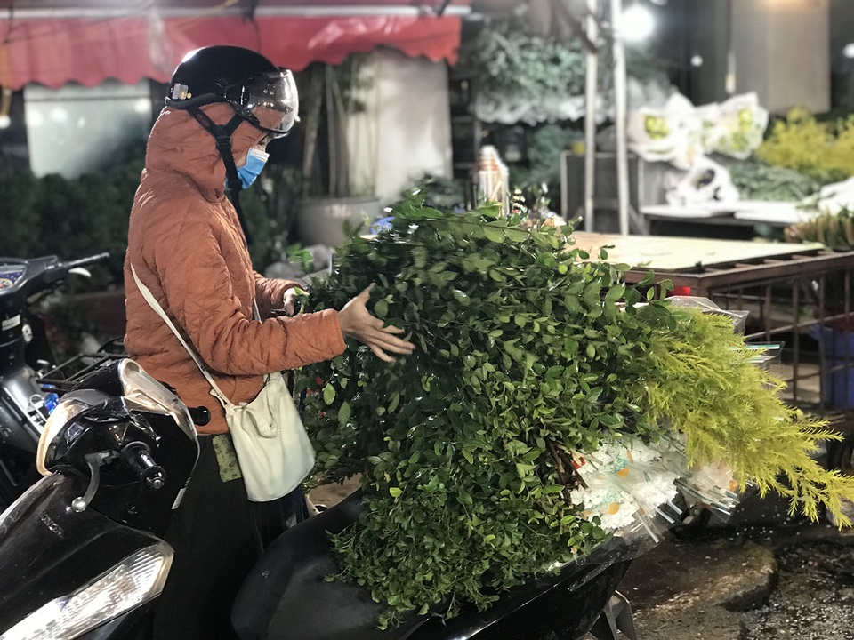 Nửa đêm, dân Thủ đô tấp nập đội mưa, kéo nhau đi mua hoa dịp 20/10 - 10 Nửa đêm, dân Thủ đô tấp nập đội mưa, kéo nhau đi mua hoa dịp 20/10 - 10