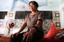 Xóm chạy thận "xông hơi" giữa trời nắng 39 độ C, càng quạt càng nóng