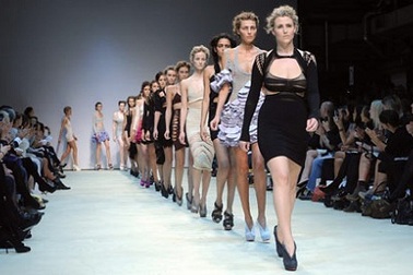 Góc khuất khó lường về người mẫu ép cân