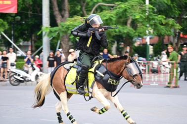 Kỵ binh Cảnh sát cơ động biểu diễn ở trung tâm Hải Phòng