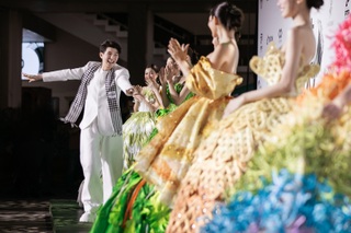 Á hậu Quỳnh Châu mặc trang phục độc đáo, gây chú ý trước ngày cưới - 1 Á hậu Quỳnh Châu mặc trang phục độc đáo, gây chú ý trước ngày cưới - 1