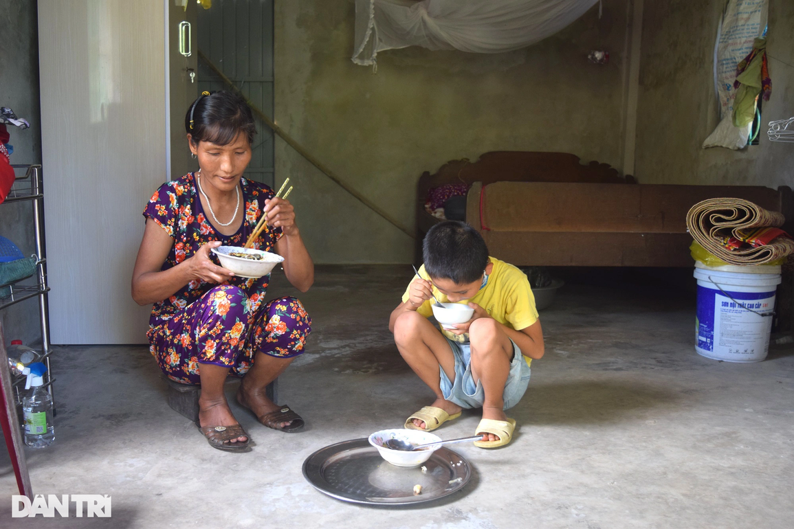 Rớt nước mắt cảnh cậu học trò lớp 4 khóc mẹ đừng chết, mong được đến trường - 1 Rớt nước mắt cảnh cậu học trò lớp 4 khóc mẹ đừng chết, mong được đến trường - 1
