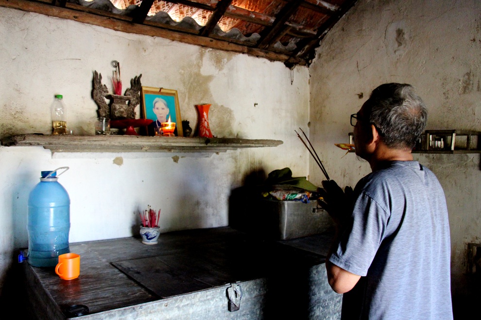 Cuộc sống cơ cực không ngờ của người đàn ông cưu mang vợ chồng tàn tật - 2 Cuộc sống cơ cực không ngờ của người đàn ông cưu mang vợ chồng tàn tật - 2