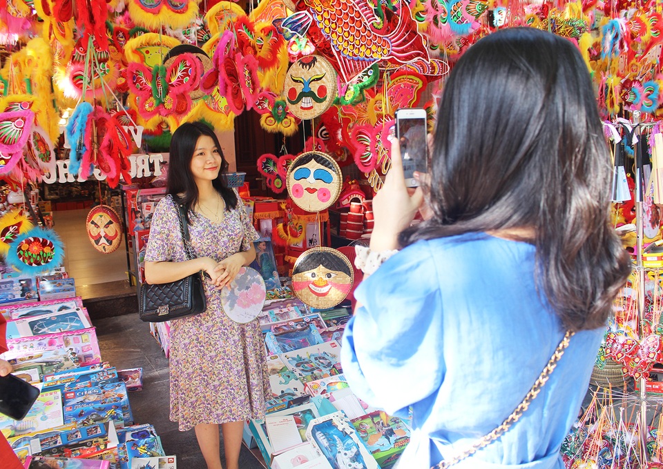 Trước thềm Tết trung thu: Phố Hàng Mã sôi động, tấp nập khách ra vào - 7 Trước thềm Tết trung thu: Phố Hàng Mã sôi động, tấp nập khách ra vào - 7
